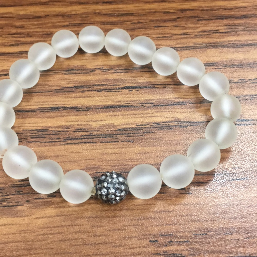 Clear bead bracelet with crystal bead - Picture 2 of 4
